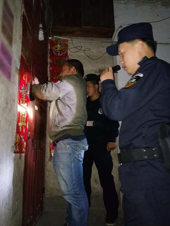 恩施粗心妈妈误将幼女锁家中 民警全城寻开锁师傅开门