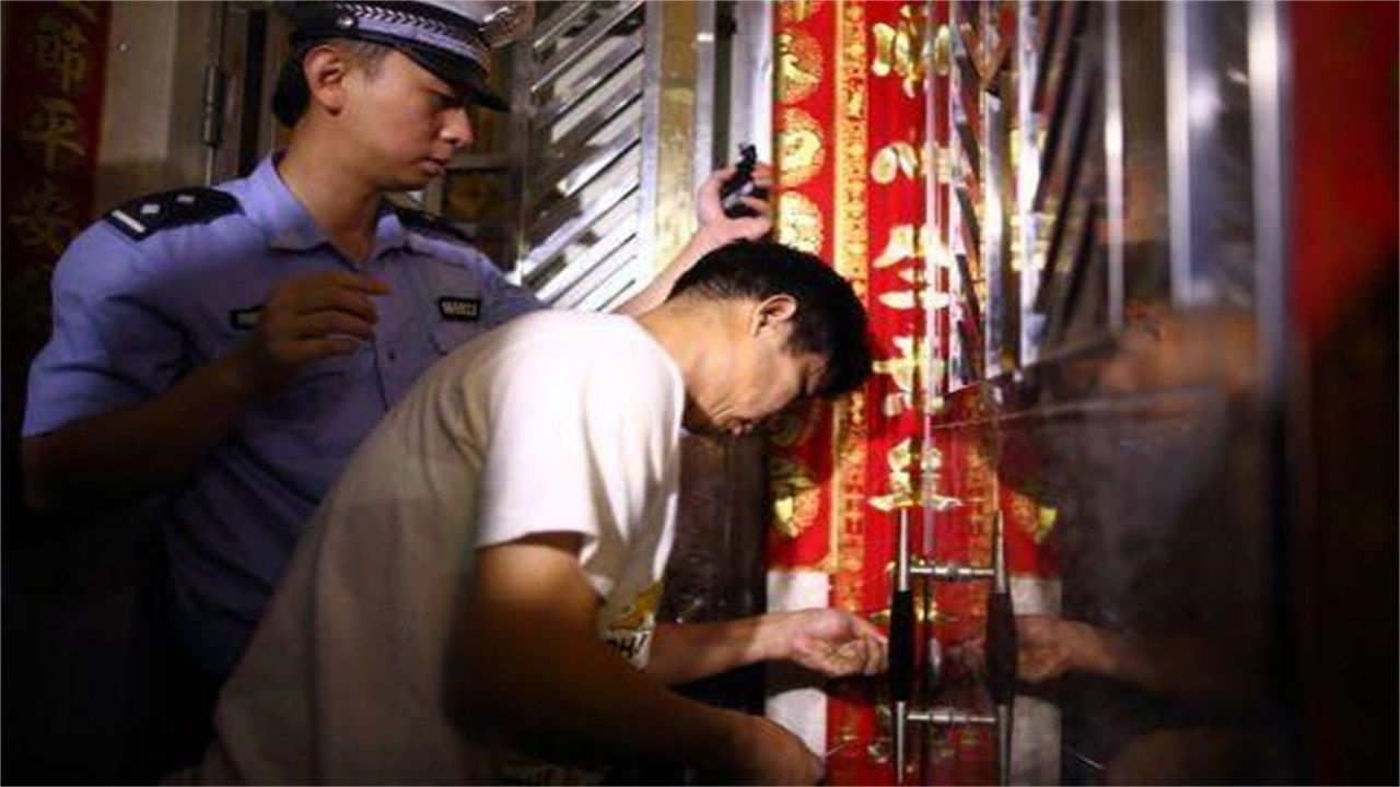 恩施请开锁师傅开了锁后，师傅为什么一般都不进门，就算主人请也不进去？